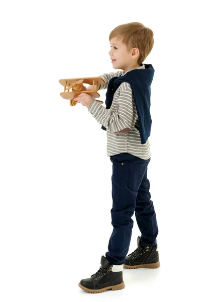 Kleiner Junge spielt mit Holzhobel — Stockfoto