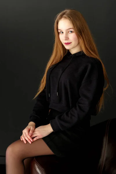 Fashionabla flicka tonåring studio foto på en svart bakgrund. — Stockfoto