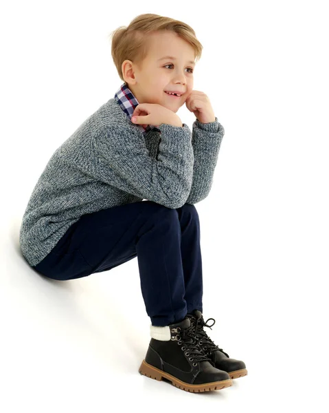 小さな男の子は、床に座っています。 — ストック写真