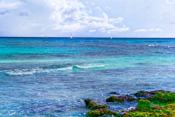 Tropik cennet, sahil, beyaz kum ve bulutlu mavi gökyüzü.. — Stok fotoğraf