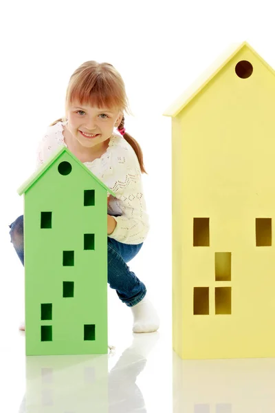 Маленька дівчинка в іграшковому будинку — стокове фото