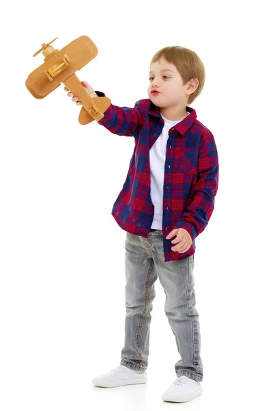 Kleine jongen spelen met houten vliegtuig — Stockfoto