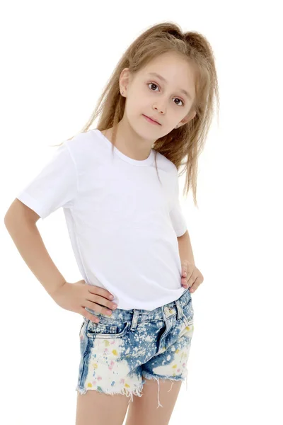 迷人的女孩在纯白色 t恤广告和短裤 — 图库照片