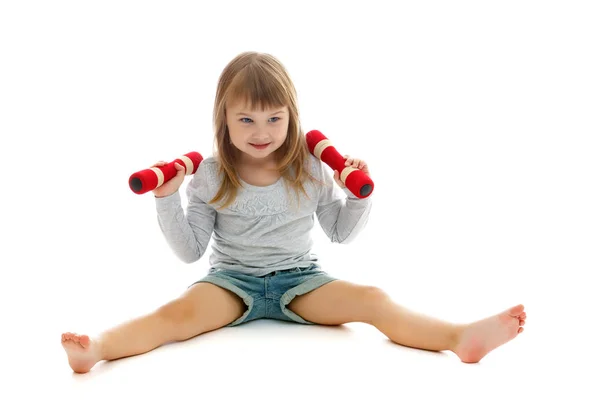 Niña haciendo ejercicios con pesas. — Foto de Stock