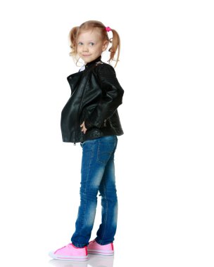 Küçük kız tam uzunlukta.