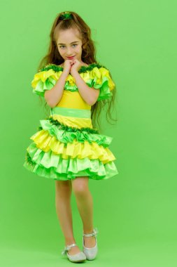 şık elbiseli küçük kız.