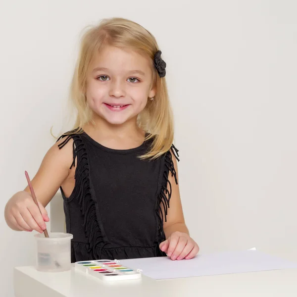 Радісна маленька дівчинка малює пензлик . — стокове фото