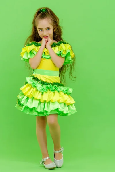 Niña en un vestido elegante . — Foto de Stock