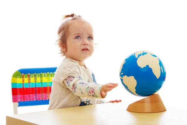 Uma menina olha para o Globo . — Fotografia de Stock