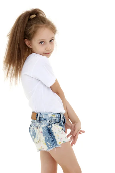 Charmante meisje in een zuivere witte t-shirt voor reclame en shorts — Stockfoto