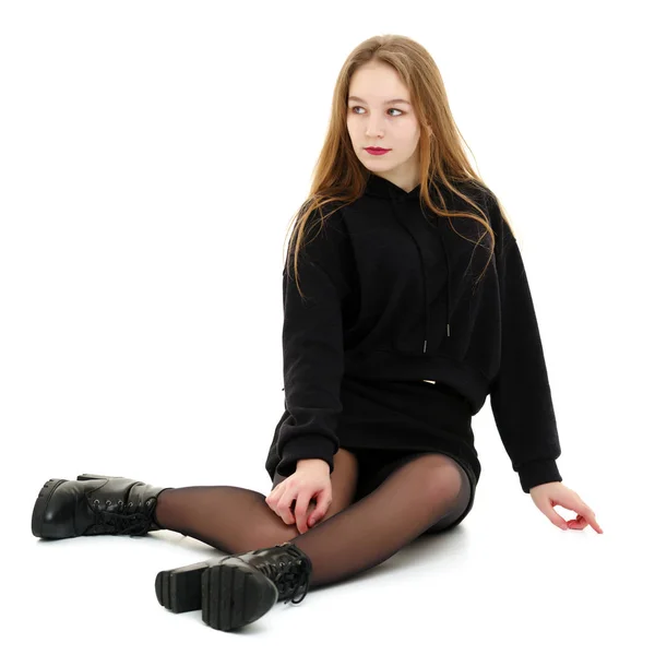 Una ragazza adolescente è seduta sul pavimento . — Foto Stock