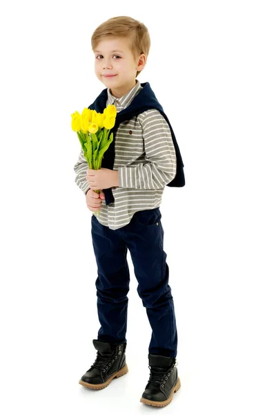Bir buket çiçek Lale ile küçük çocuk. — Stok fotoğraf
