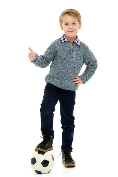 Ragazzino sta giocando con un pallone da calcio . — Foto Stock