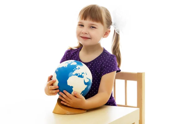 Uma menina olha para o Globo . — Fotografia de Stock