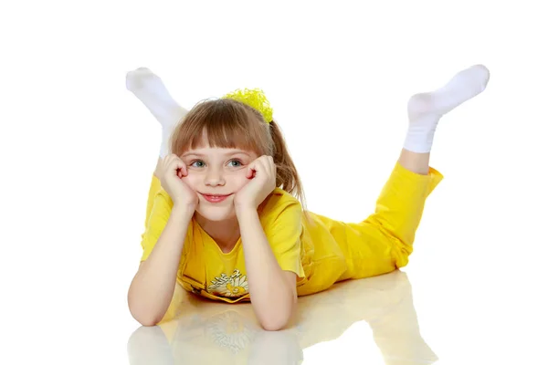 Mädchen mit kurzem Pony auf dem Kopf und knallgelben Overalls. — Stockfoto