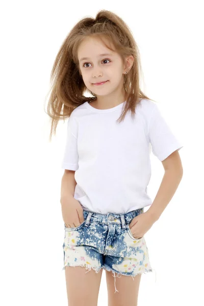 Charmig tjej i en ren vit t-shirt för reklam och shorts — Stockfoto