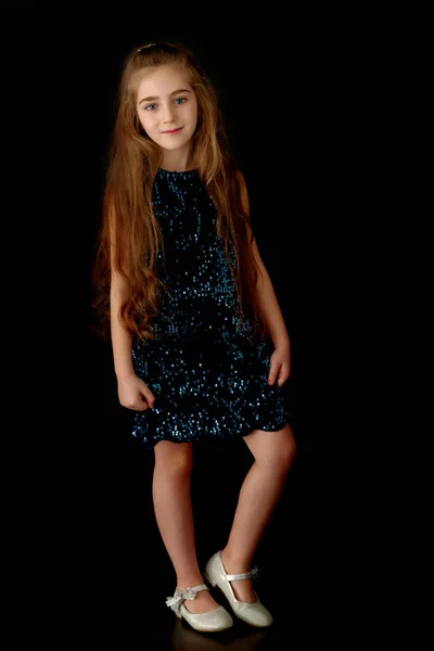 Schönes kleines Mädchen, Studioporträt auf schwarzem Hintergrund. — Stockfoto