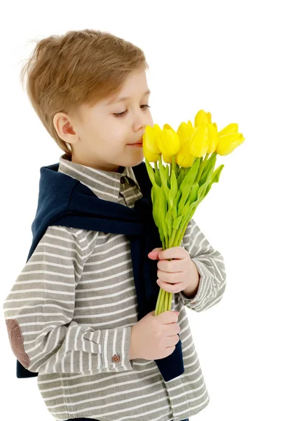 Bir buket çiçek Lale ile küçük çocuk.