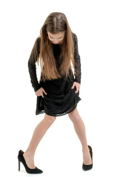 Kleines Mädchen in großen Schuhen. — Stockfoto