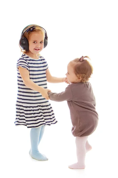 İki sevimli küçük kız kardeş — Stok fotoğraf