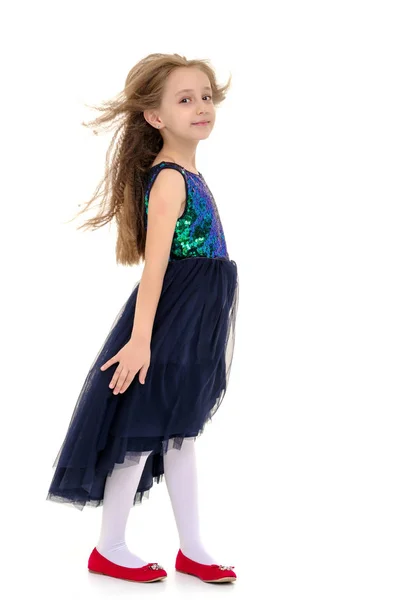 Niña en un vestido que se desarrolla en el viento . — Foto de Stock