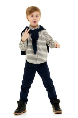 Küçük çocuk ağzını açtı.