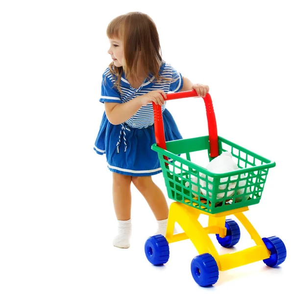 Bambina con un carrello al supermercato . — Foto Stock