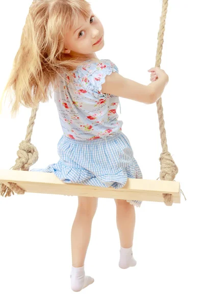 Klein meisje swingen op een swing — Stockfoto