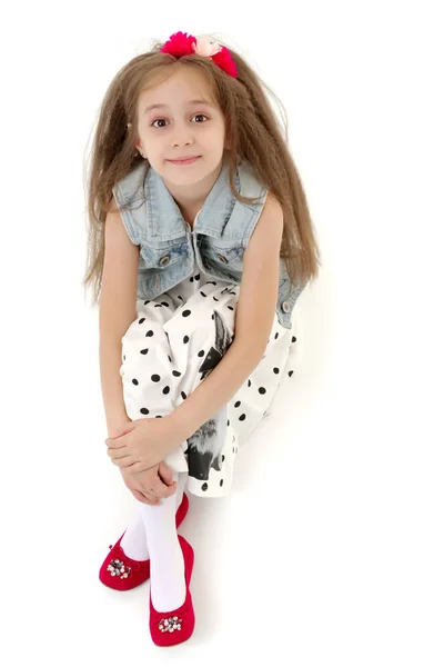Klein meisje zit op de vloer.. — Stockfoto