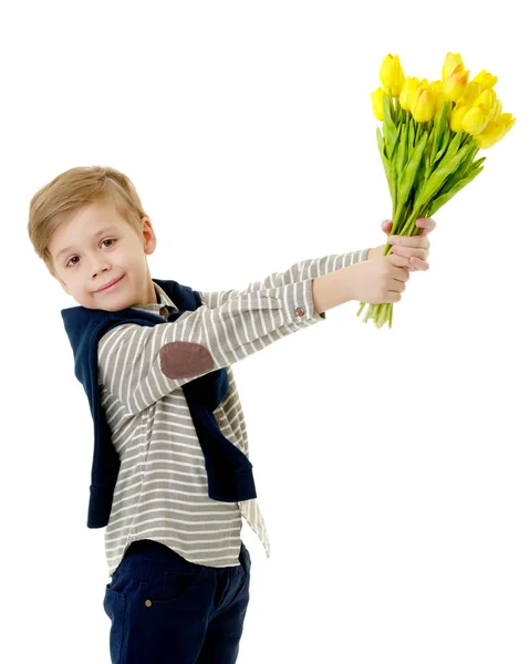 Petit garçon avec un bouquet de fleurs tulipes . — Photo