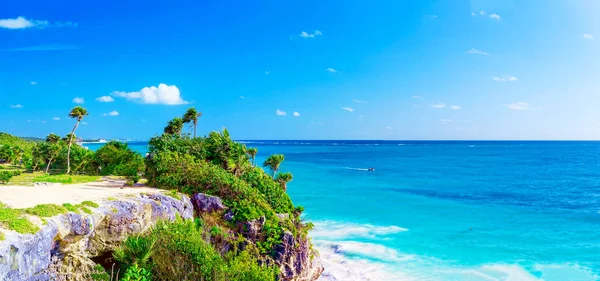 Costa rocciosa coperta di verde sulla spiaggia. — Foto Stock