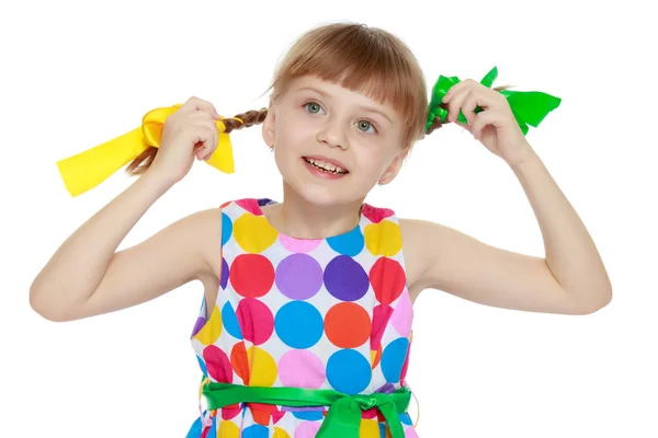 Mała dziewczynka w sukience z wzorem z wielokolorowych właściwej — Zdjęcie stockowe