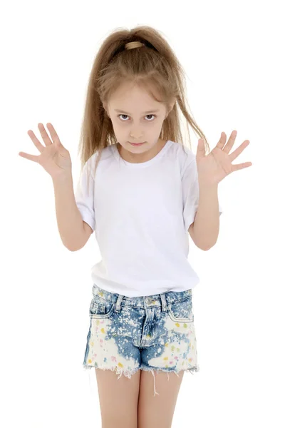 Emotioneel klein meisje in een schoon wit T-shirt. — Stockfoto