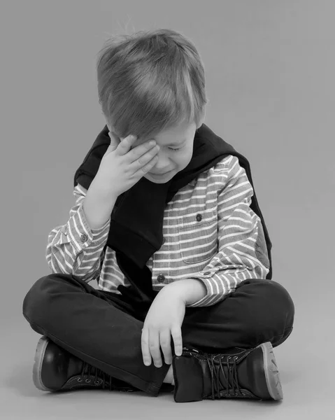 Мальчик плачет со слезами . — стоковое фото