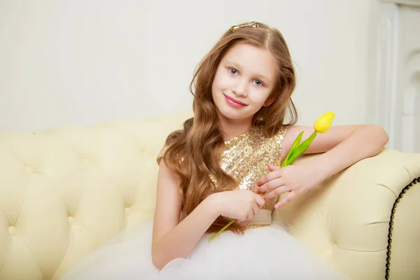 Menina bonita com uma flor. — Fotografia de Stock