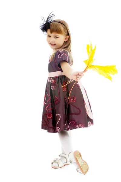小女孩用枫叶. — 图库照片