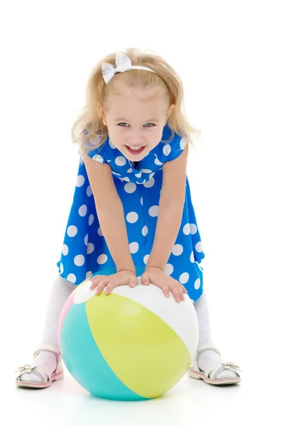 Kleines Mädchen spielt mit einem Ball — Stockfoto