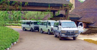 Kenya otel yakınında Safari otobüsleri.