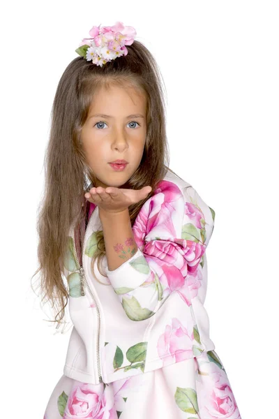 Mała dziewczynka dmuchanie na dłoni — Zdjęcie stockowe