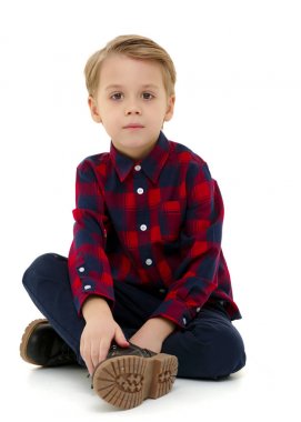 küçük çocuk yere oturmak