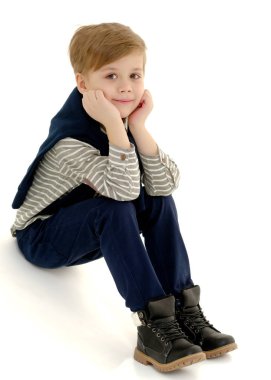 küçük çocuk yere oturmak