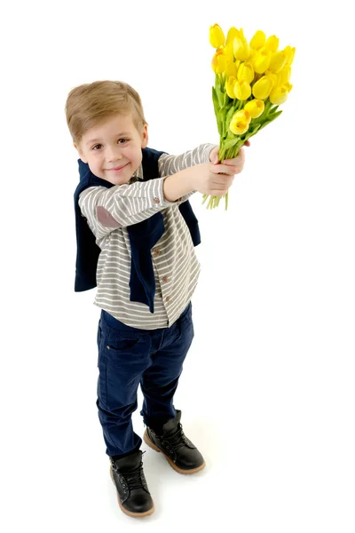 Petit garçon avec un bouquet de fleurs tulipes . — Photo