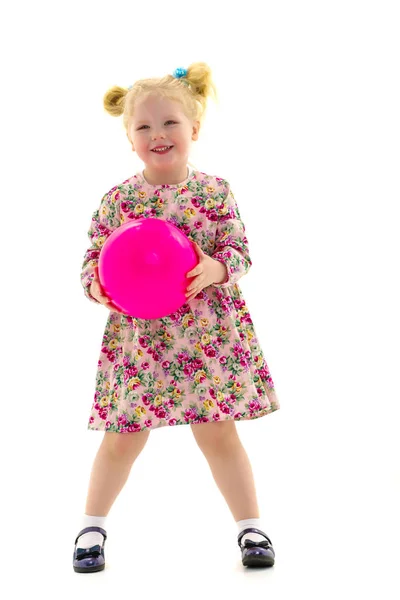 Petite fille joue avec une balle — Photo