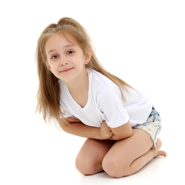 A menina está de joelhos. — Fotografia de Stock