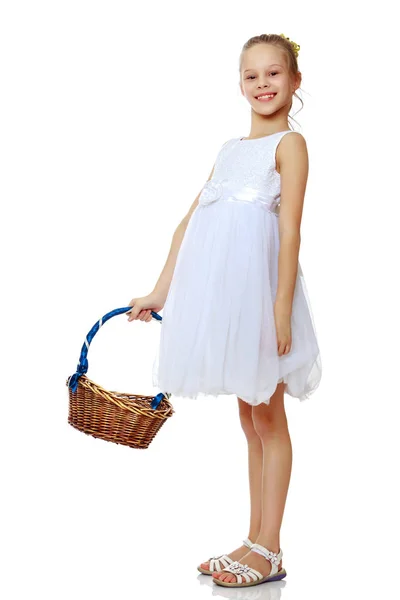 Маленькая девочка с плетеной корзиной — стоковое фото