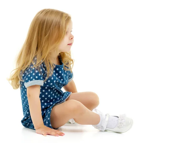 Маленька дівчинка сидить на підлозі . — стокове фото