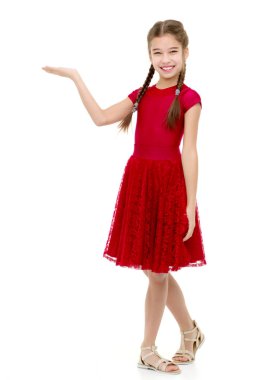 Küçük kız bir parmak gösterilen