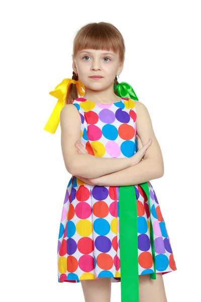 Маленька дівчинка в сукні з візерунком з різнокольорового кола — стокове фото