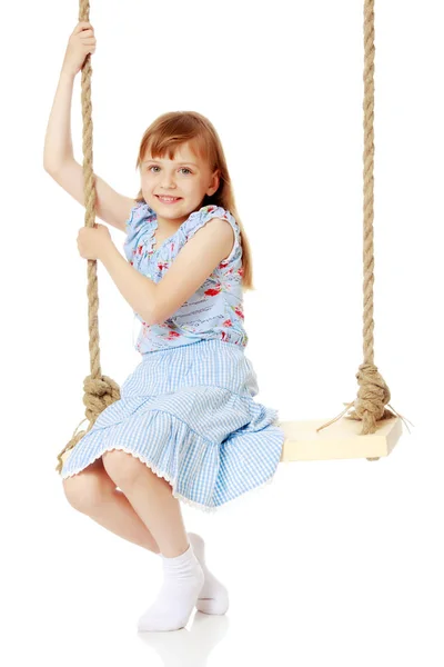 Маленька дівчинка гойдається на гойдалці — стокове фото