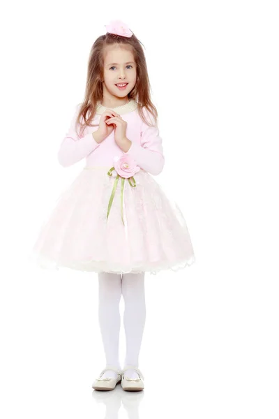 Elegant liten flicka i en rosa klänning. — Stockfoto